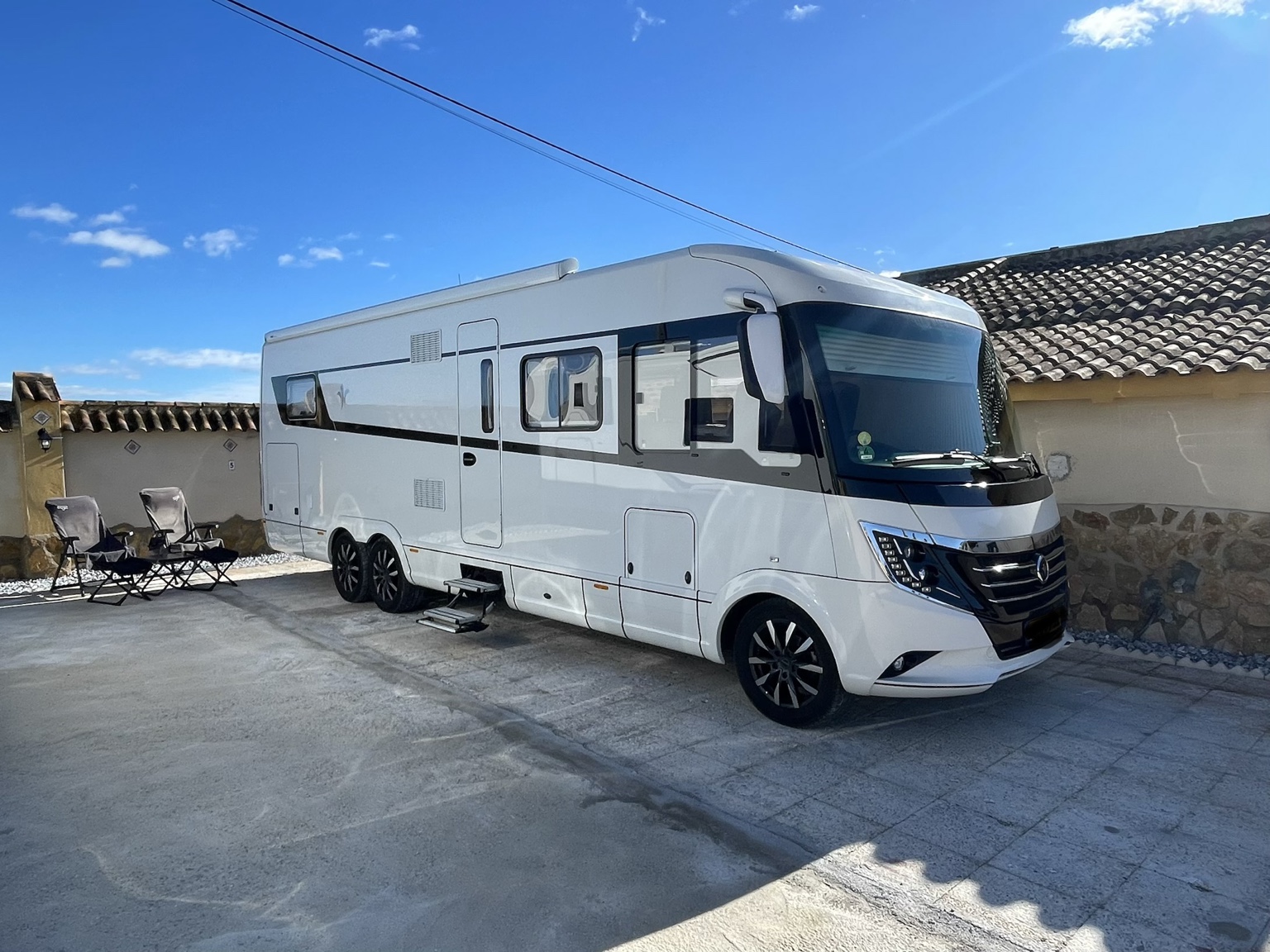 Grote camper op een ruime Casa-plaats