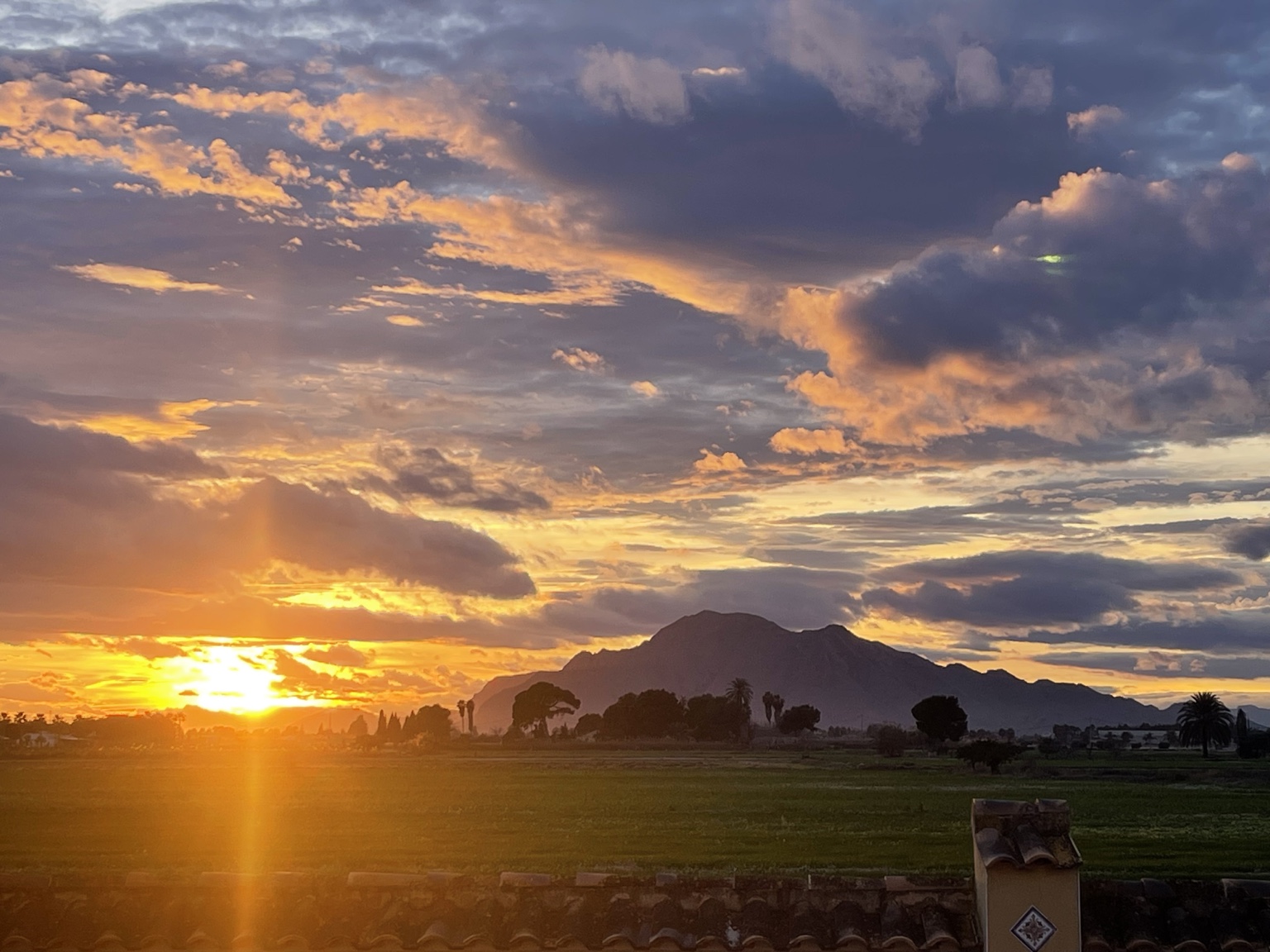 Zonsondergang en bergen bij Casa La Bella Vida