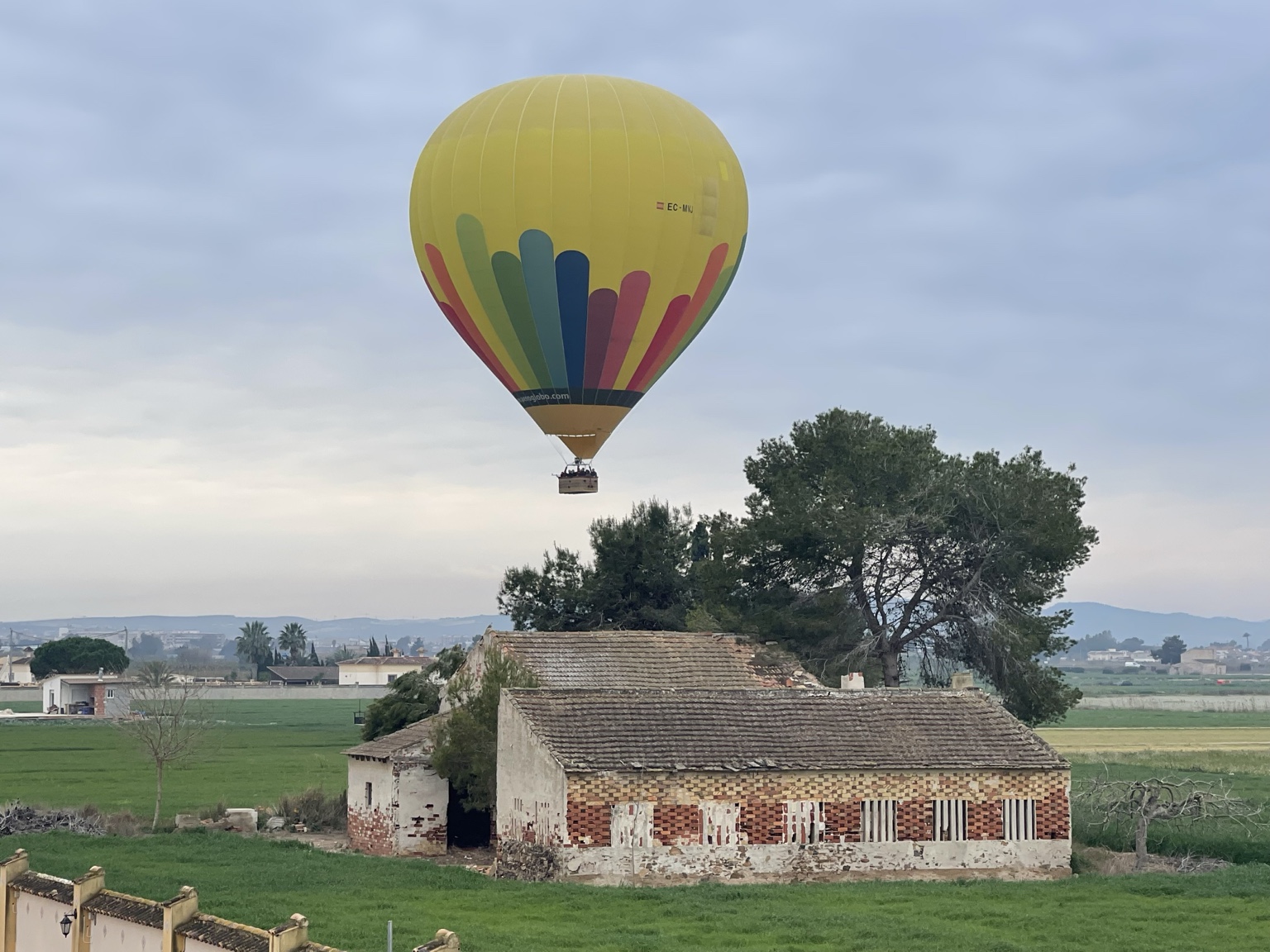 Luchtballon boven het landschap van Catral