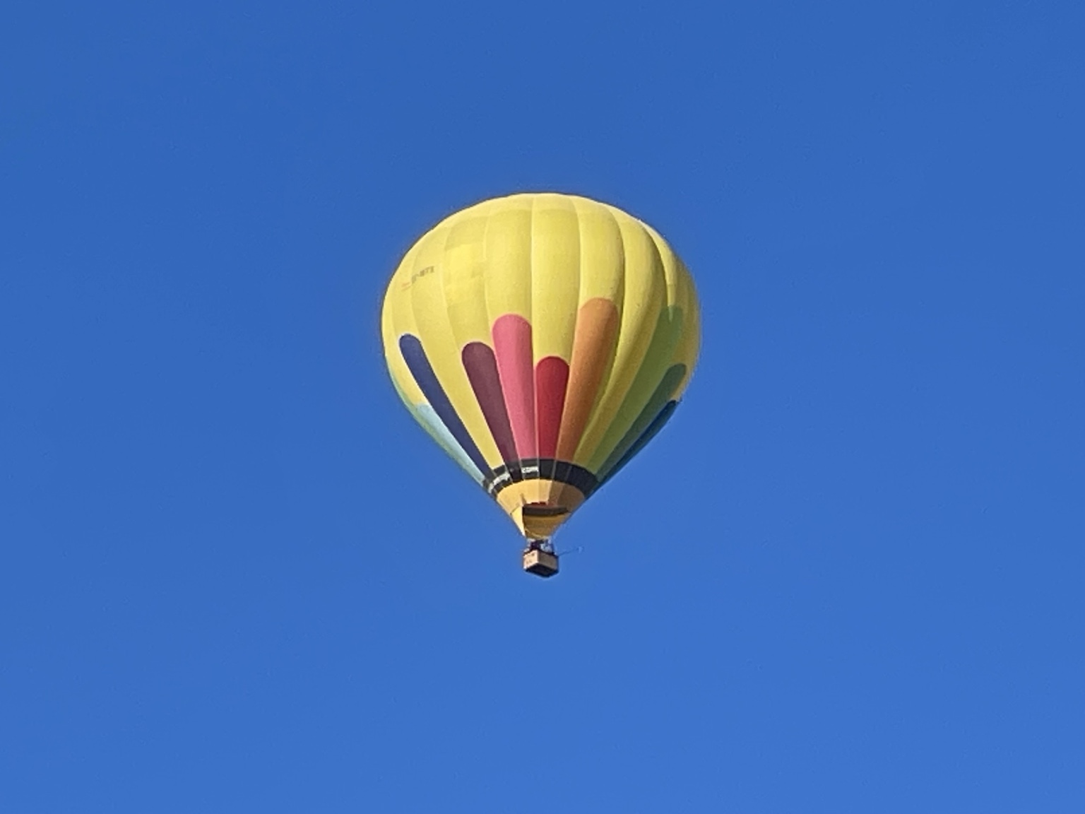 Luchtballon in de blauwe lucht